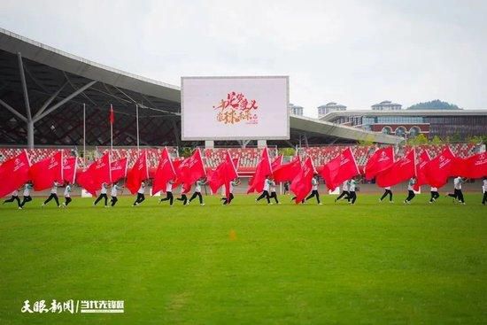 而前作中饰演苍白少年的王源，此次在电影《爵迹2》中重生为新任五度王爵呪夜，与王俊凯饰演的新任六度王爵寒霜似相邻而站，眉宇间透露杀气